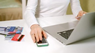 Genç bir kadın bir çevrimiçi mağaza mal satın alır ve bir kredi kartı telefon öder