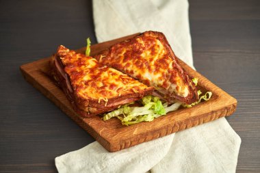 ahşap oyun tahtası, fırında peynirli ızgara sandviç