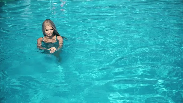 Mujer bonita joven acostada en el colchón de aire en la piscina —  Fotos de Stock