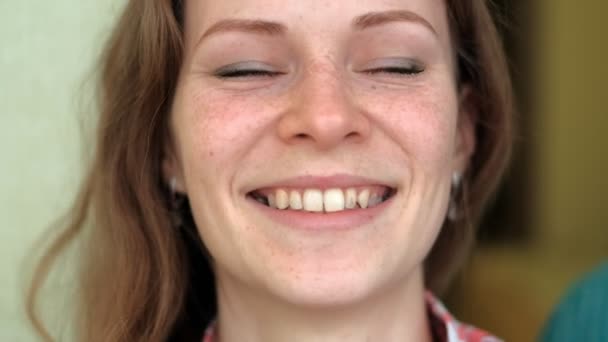 Een man gefluister in het oor van een vrouw, emoties op haar gezicht — Stockvideo