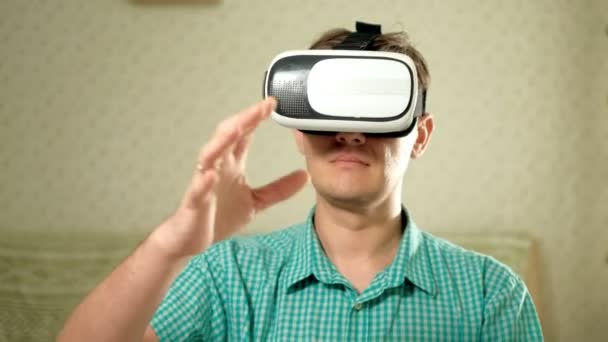 Man dragen Vr Headset bij u thuis. Met behulp van gebaren met de handen. — Stockvideo