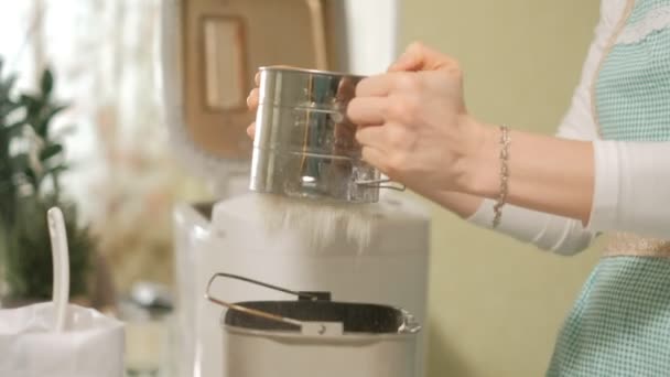 Uma mulher na cozinha prepara pão em uma máquina de pão — Vídeo de Stock