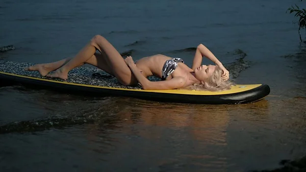 Femme active Stand Up Paddle Boarding Le soir d'été — Photo