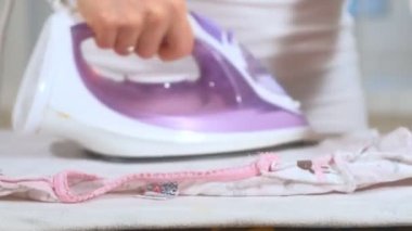 Çekici ve güzel bir kadın giyim evde Ütü. Yakın çekim