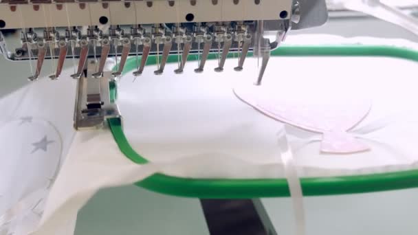 Textil - Máquina de bordado profesional e industrial. El bordado a máquina es un proceso de bordado mediante el cual se utiliza una máquina de coser o una máquina de bordar para crear patrones en los textiles. . — Vídeo de stock