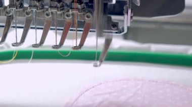 Tekstil - profesyonel ve endüstriyel brode makinesi. Makine nakışı sayede bir dikiş makinesi veya nakış makinesi üzerinde Tekstil desen oluşturmak için kullanılan bir nakış süreçtir.
