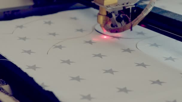 Máquina de trabalho para tecidos de corte a laser — Vídeo de Stock