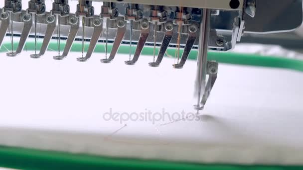 Textil - profesionální a průmyslové vyšívací stroj. Strojové vyšívání je Výšivka proces, při kterém šicí stroj nebo vyšívací stroj se používá k vytvoření vzorce na textil. — Stock video