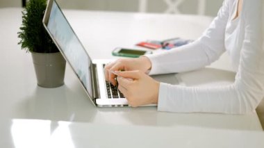 Genç bir kadın bir çevrimiçi mağaza mal satın alır ve bir kredi kartı telefon öder