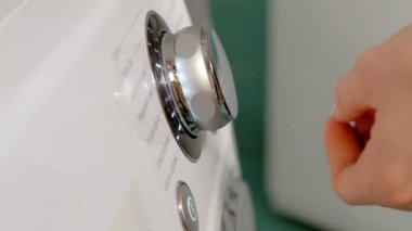 çamaşır makinesi kompartımanda deterjan ekleyerek ve çekmece kapanış kadın