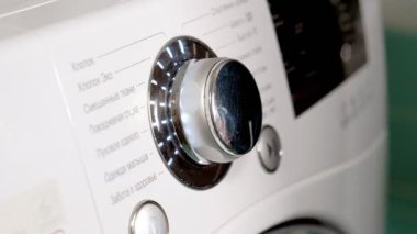 çamaşır makinesi kompartımanda deterjan ekleyerek ve çekmece kapanış kadın