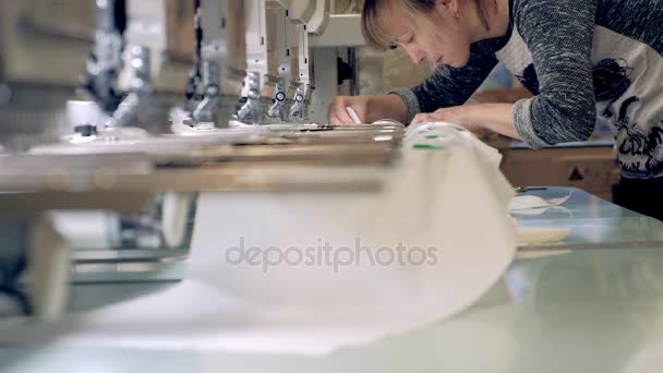 Tekstylia - hafciarka profesjonalnych i przemysłowych. Haft maszynowy jest procesem haft, według której maszyna do szycia i hafciarka jest używany do tworzenia wzorów na tekstylia. — Wideo stockowe