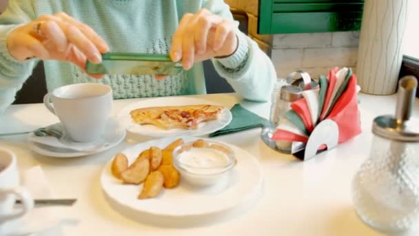 Vrouw gebruiken smartphone-Neem een foto van eten in restaurant close-up shot — Stockvideo