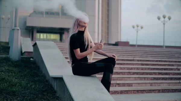 Moda makyaj ile açık, genç güzel kadın bir elektronik sigara 4k gelen buhar ile — Stok fotoğraf