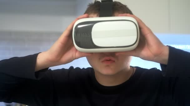 男の身に着けている Vr ヘッドセット、キッチンで。手でジェスチャーを使用してください。. — ストック動画