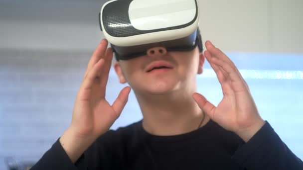 Homem vestindo fone de ouvido VR na cozinha. Usando gestos com as mãos . — Vídeo de Stock