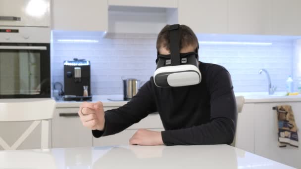 Uomo che indossa VR Headset in cucina. Usare i gesti con le mani . — Video Stock