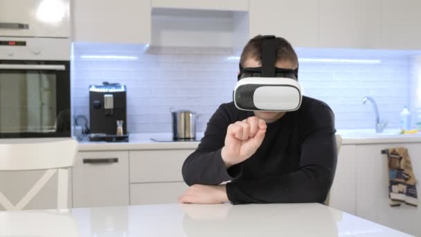 Man dragen Vr Headset op keuken. Met behulp van gebaren met de handen. — Stockvideo