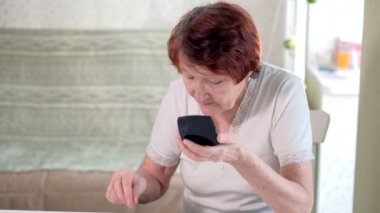 yaşlı kadın evde bir ayna önünde bir makyaj yapar