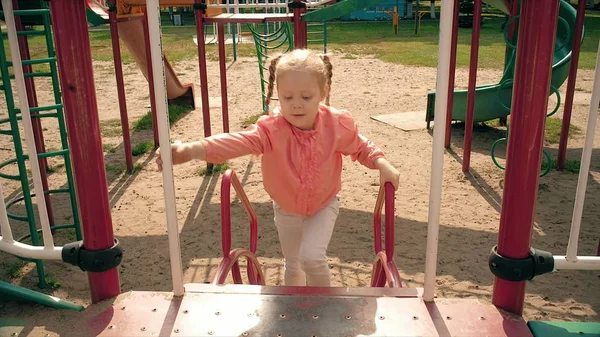 Παιδί ολίσθηση σε μια διαφάνεια στο πάρκο, μικρό κορίτσι που παίζουν στην παιδική χαρά, τα παιδιά — Φωτογραφία Αρχείου