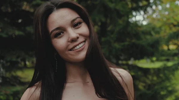 Feliz hermosa mujer caminando en la ciudad, steadicam disparo — Foto de Stock