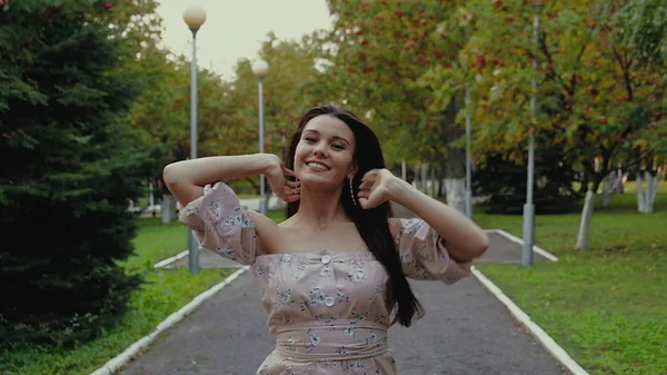 Feliz hermosa mujer caminando en la ciudad, steadicam disparo — Foto de Stock