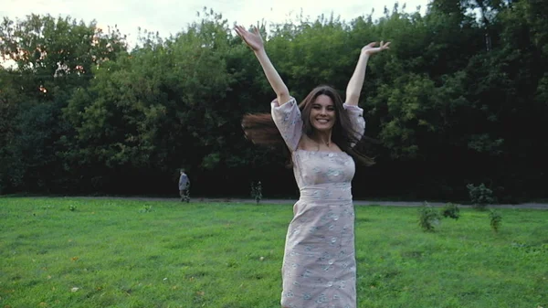 Feliz hermosa mujer caminando en la ciudad, steadicam disparo —  Fotos de Stock