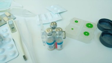 Hap ve uyuşturucu dönüm. Tıp, ilaç ve tabletler blister paketleri sorunsuz bir döngüde dönüm ile.