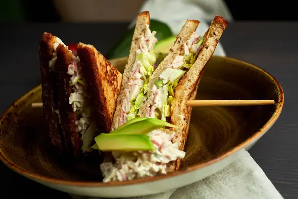 Вид сверху на здоровый сэндвич с летучей ветчиной, сыром и помидорами на деревянном фоне — стоковое фото