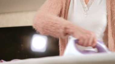 yaşlı kadın evde elbise Ütü