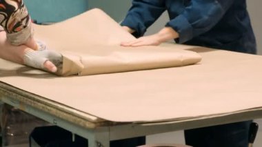 Ambarı işçilerin mal sevk irsaliyesi önce gazetede paketi