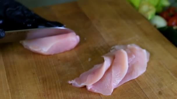 Cozinhe nugget de frango mergulhando em molho de pimenta em ambientes fechados câmera lenta — Vídeo de Stock