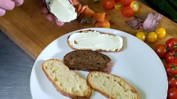 焼きトマト、バジルとチーズを準備イタリア ブルスケッタを男します。イタリア料理スローモーション — ストック動画