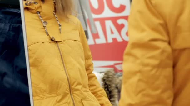 Frauen kaufen Sportbekleidung im Sportbekleidungsgeschäft. — Stockvideo