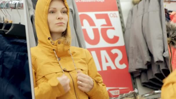 Samica kurtka zakupy dla sprawny w Sport Odzież sklepie wybór. — Wideo stockowe