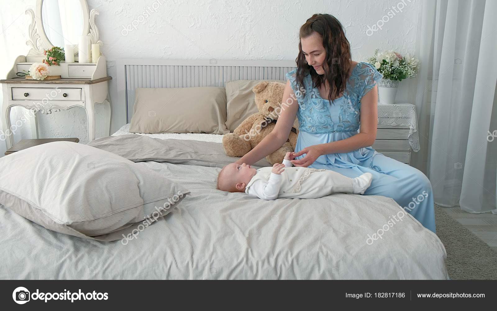 Seguimiento de la madre poniendo al bebé a dormir mientras camina