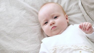 Mutlu bebek yatakta haddeleme