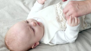 Mutlu bebek yatakta haddeleme