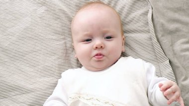 Mutlu bebek yatakta haddeleme