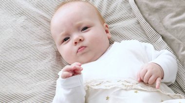 Mutlu bebek yatakta haddeleme