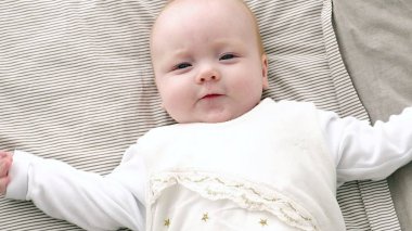 Mutlu bebek yatakta haddeleme