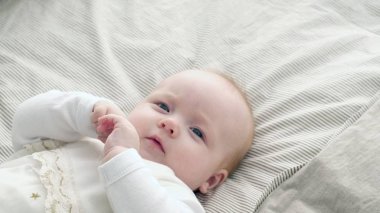 Mutlu bebek yatakta haddeleme