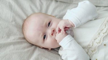 Mutlu bebek yatakta haddeleme