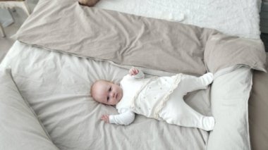 Mutlu bebek yatakta haddeleme