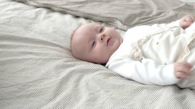 Mutlu bebek yatakta haddeleme