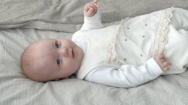 Mutlu bebek yatakta haddeleme