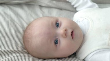 Mutlu bebek yatakta haddeleme