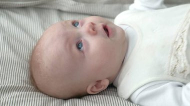 Mutlu bebek yatakta haddeleme