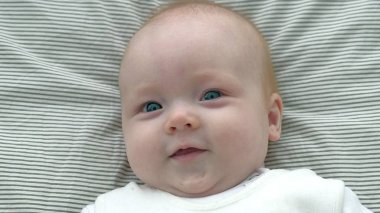 Mutlu bebek yatakta haddeleme