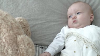 Mutlu bebek yatakta haddeleme